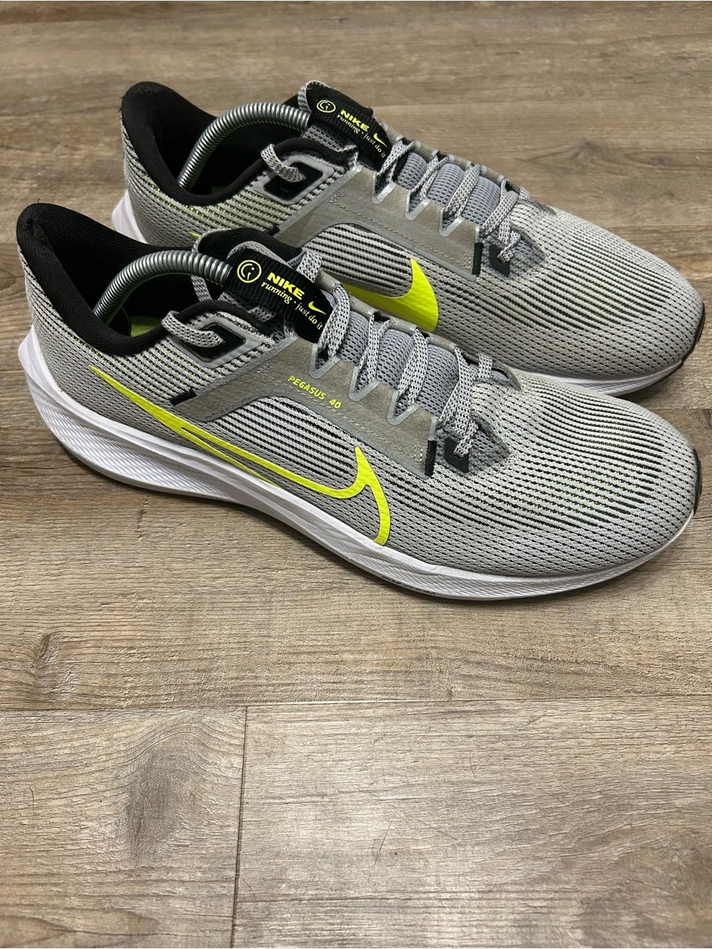 Nike Pegasus 40 Men’s Size 11.5 Running Shoes Wolf Gray Volt Low Top Sneakers